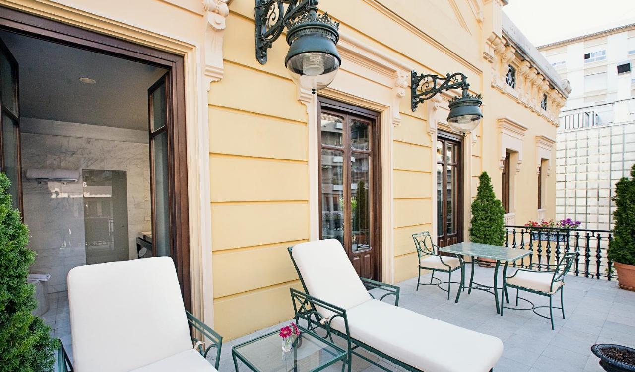 Hospes Palacio De Los Patos, A Member Of Design Hotels Grenade Extérieur photo The hotel's terrace