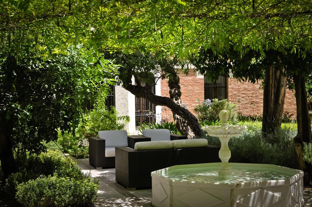 Hospes Palacio De Los Patos, A Member Of Design Hotels Grenade Extérieur photo The garden of the hotel