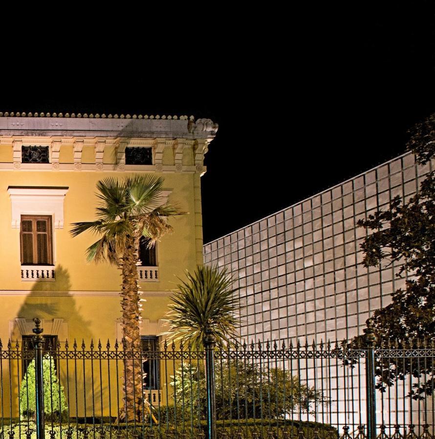 Hospes Palacio De Los Patos, A Member Of Design Hotels Grenade Extérieur photo The Acropolis Museum at night