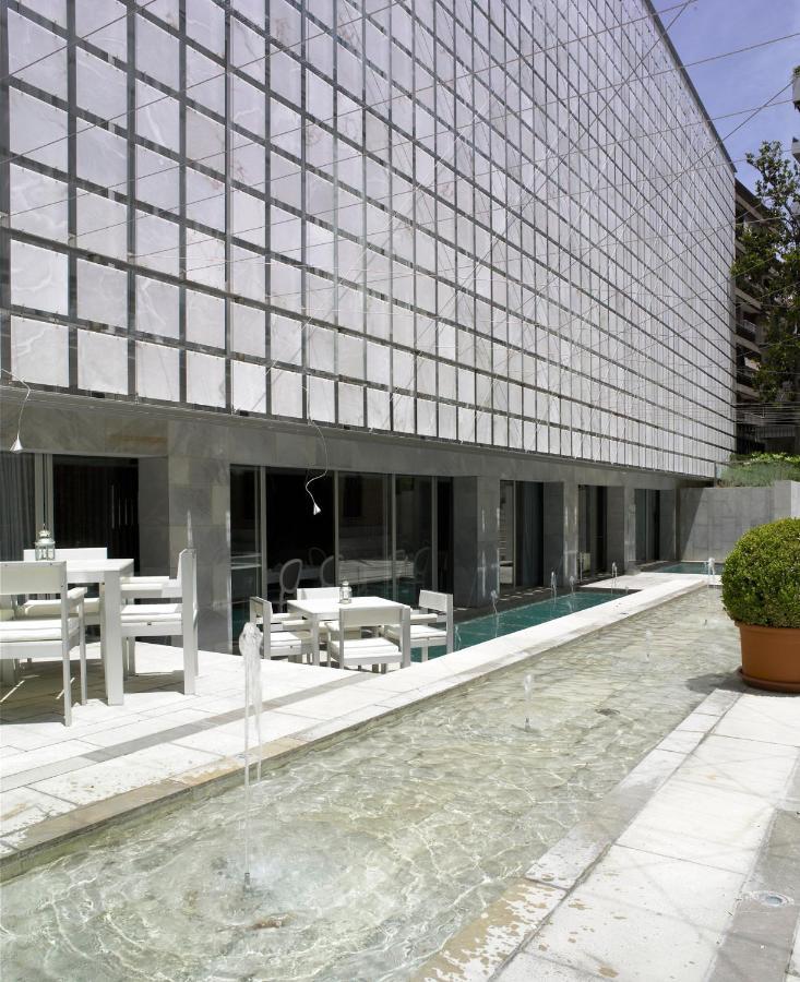 Hospes Palacio De Los Patos, A Member Of Design Hotels Grenade Extérieur photo The pool at the hotel